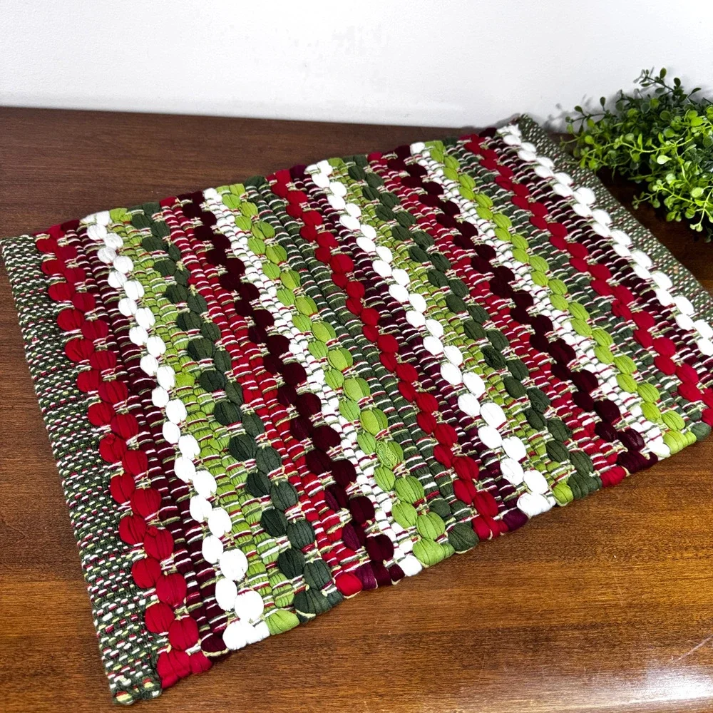Amish Toothbrush Rag Rug Christmas Red Green White Placemat 19